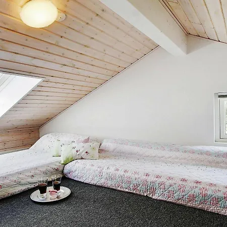Three-bedroom Holiday In 10