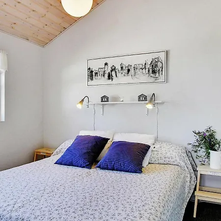 Three-bedroom Holiday In 10 *