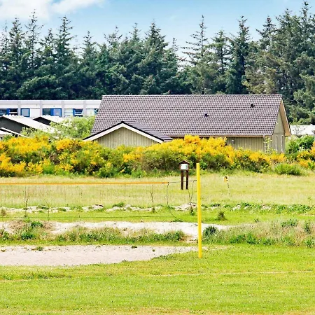 Three-bedroom Holiday In 10 *