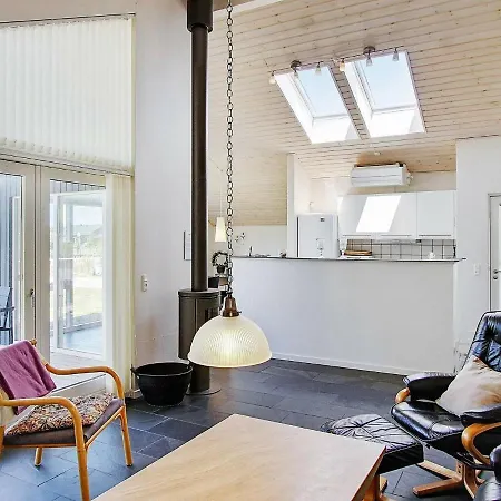 Three-bedroom Holiday In 10