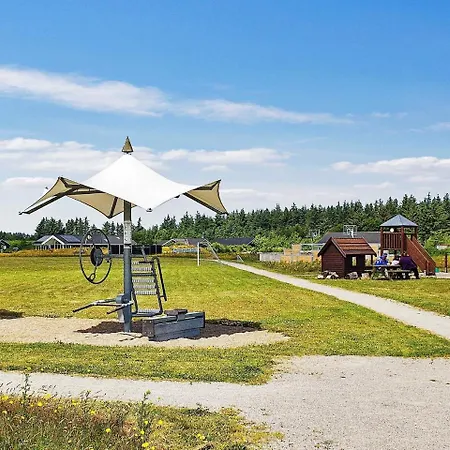 Three-bedroom Holiday In 10 *