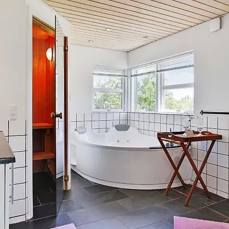 Three-bedroom Holiday In 10