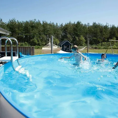 Three-bedroom Holiday In 10 *